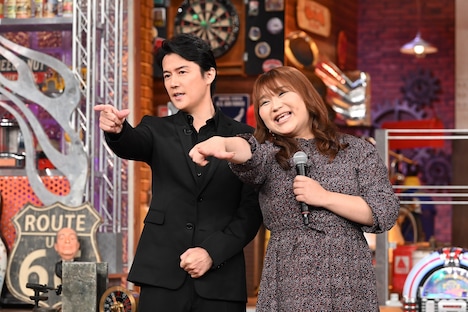 左から福山雅治、りんごちゃん。(c)日本テレビ