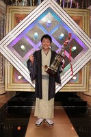 「令和元年度NHK新人落語大賞」で大賞を受賞した桂華紋。(c)NHK