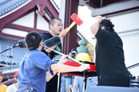 カミナリまなぶとオテンキのりによる「たたいてかぶってジャンケンポン」。