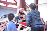 なかなかジャンケンに勝てないラバーガール飛永（左）。