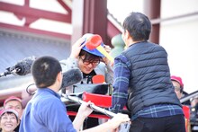 なかなかジャンケンに勝てないラバーガール飛永（左）。