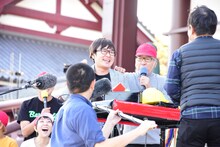 大竹まことに「ジャンケン勝てよ！」と怒られるラバーガール飛永。