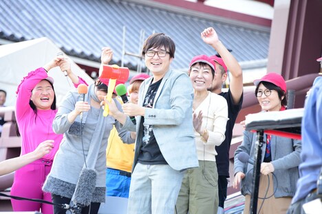 ラバーガール飛永の勝利に喜ぶ大竹チーム。