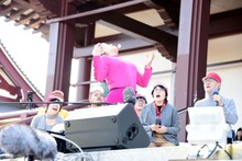 マシュマロキャッチに挑戦するガンバレルーヤよしこ。