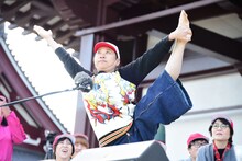 マシュマロキャッチに挑戦するいとうあさこ。