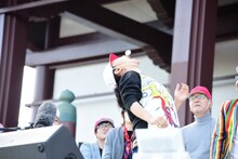 マシュマロキャッチに挑戦するいとうあさこ。