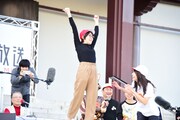 尻相撲で上田まりえ(右)と対決する光浦靖子。