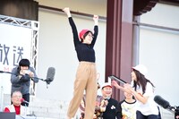 尻相撲で上田まりえ（右）と対決する光浦靖子。