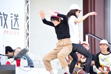 尻相撲で上田まりえ（右）と対決する光浦靖子。