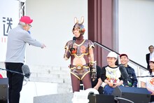 「股間がいやらしい」と指摘する大竹まこと（左）。