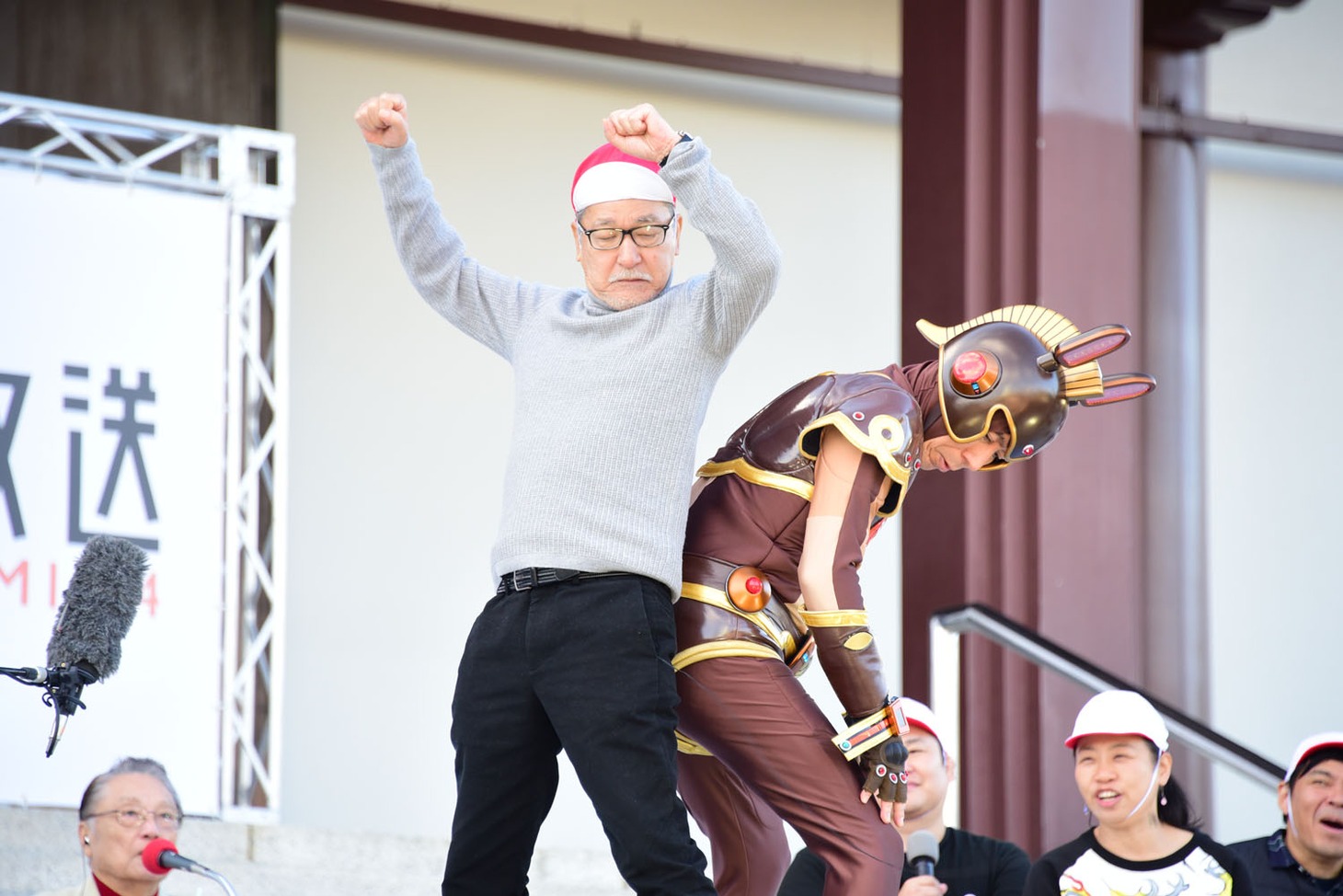 吉田照美（右）と尻相撲を繰り広げる大竹まこと（左）。