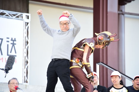 吉田照美(右)と尻相撲を繰り広げる大竹まこと(左)。