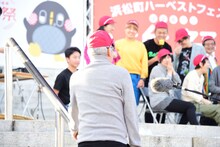 尻相撲で惨敗し、悲しげにチームを見る大竹まこと。