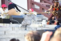 引きずられる大竹まこと。