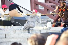 引きずられる大竹まこと。