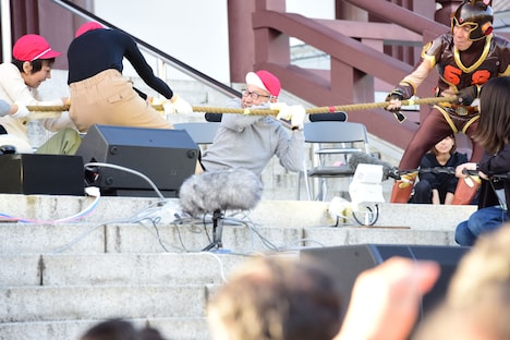 引きずられる大竹まこと。