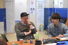 打ち合わせ中の野性爆弾くっきー！（左）と2丁拳銃・川谷（右）。