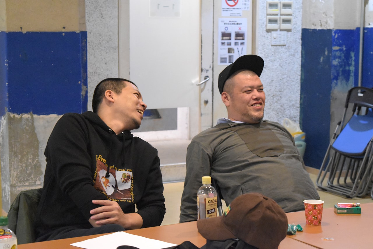 打ち合わせ中の天竺鼠・川原（左）と野性爆弾くっきー！（右