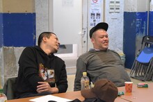 打ち合わせ中の天竺鼠・川原（左）と野性爆弾くっきー！（右）。