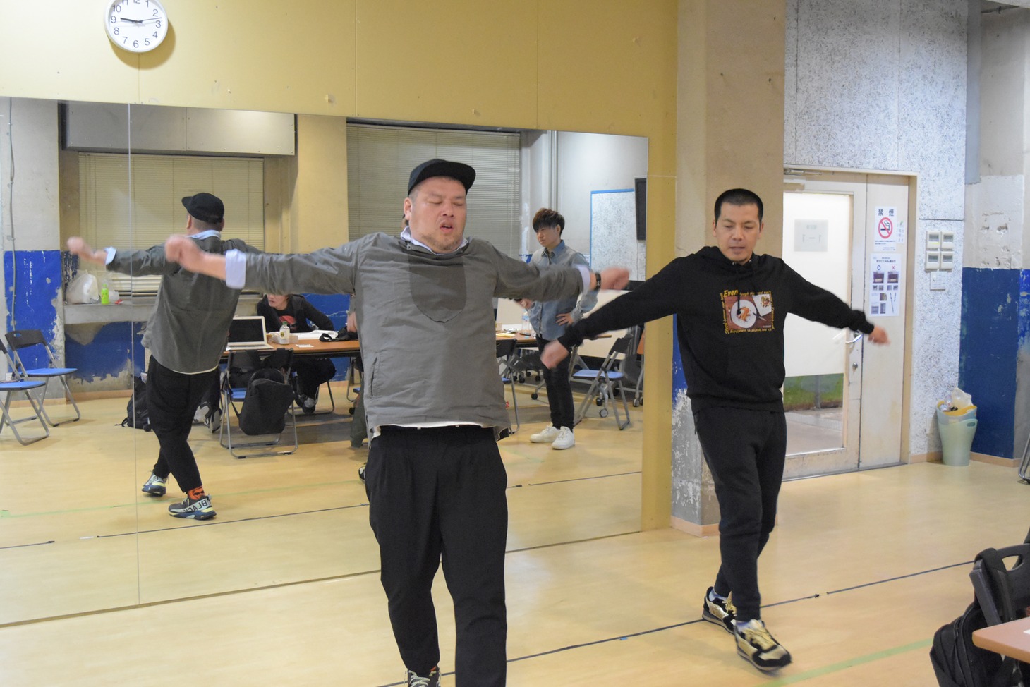 振り付けの練習に励む野性爆弾くっきー！と天竺鼠・川原。