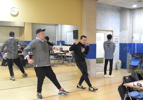 振り付けの練習に励む野性爆弾くっきー！と天竺鼠・川原。