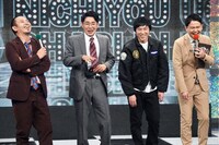 しずる（中央）と進行役の千鳥。