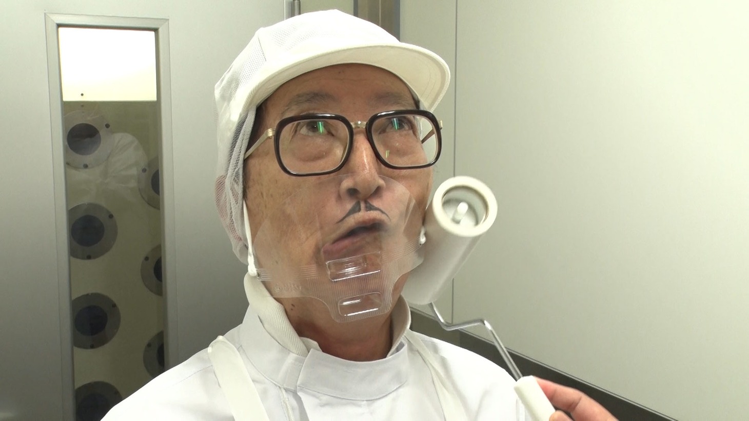 メチャクチャなロケを展開するチャーリー浜。(c)MBS