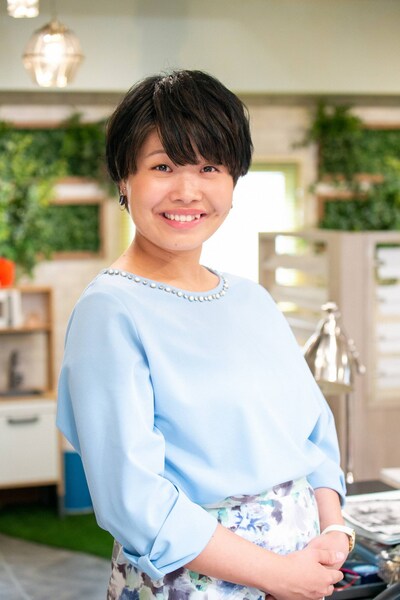 連続ドラマ「木曜劇場『モトカレマニア』」に出演する、ガンバレルーヤまひる。(c)フジテレビ