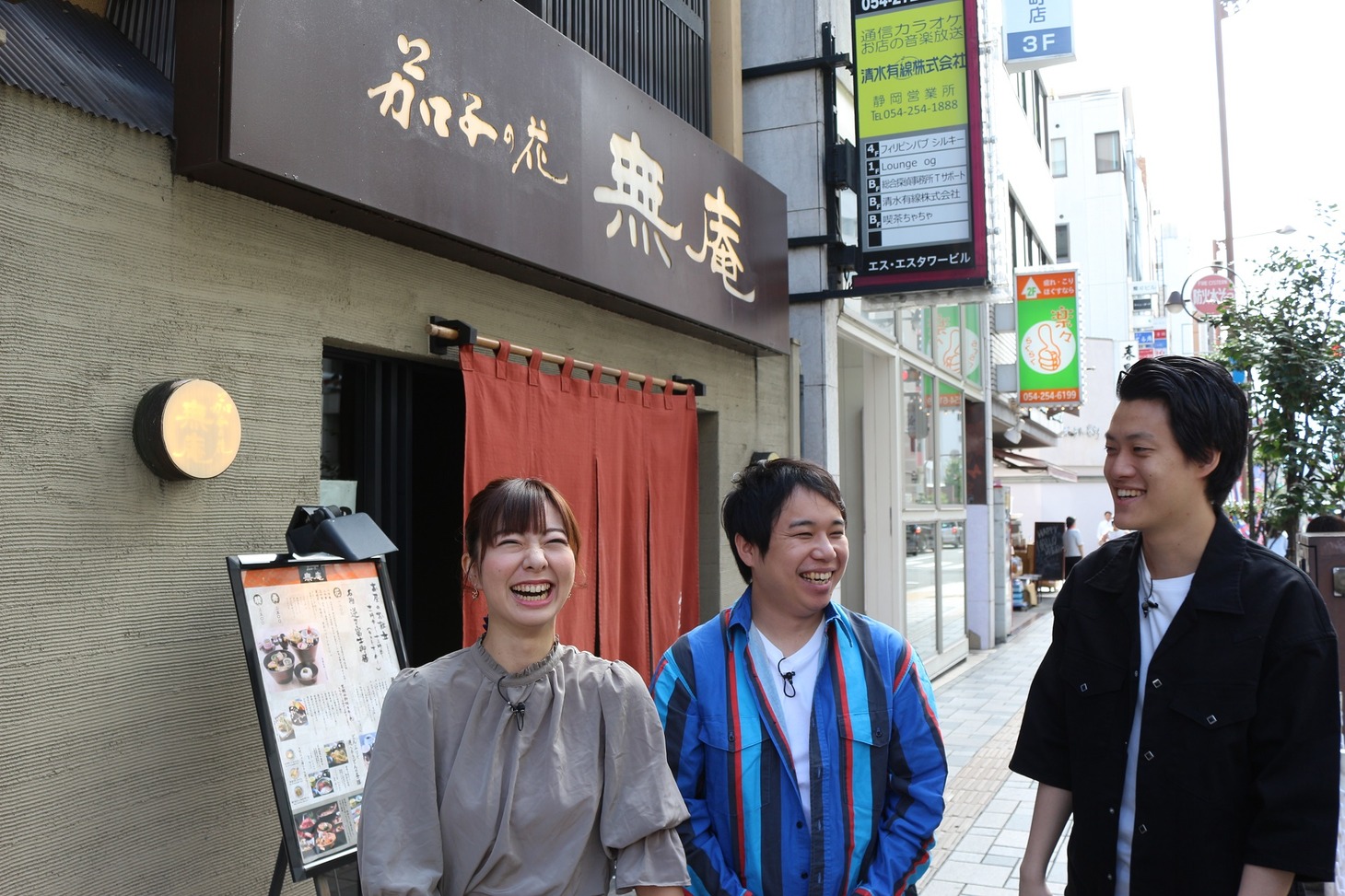 「霜降り明星のあてみなげ」ロケ中の様子。(c)静岡朝日テレビ