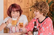 「ザキ山小屋」に「ビールをこよなく愛する御一行様」として登場する（左から）椿鬼奴、尼神インター渚。(c)ABCテレビ