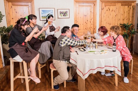 乾杯する一同。(c)ABCテレビ