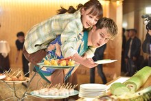 JOY・わたなべ麻衣夫妻 (c)日本テレビ