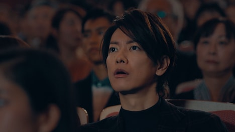 CM「年末ジャンボ宝くじ『年末ショーで宝くじ』篇」より。