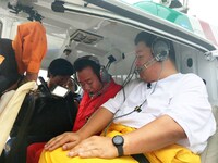 ヘリコプターに乗り込むさまぁ～ず三村と伊集院光。(c)テレビ東京