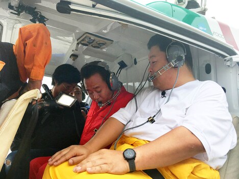 ヘリコプターに乗り込むさまぁ～ず三村と伊集院光。(c)テレビ東京