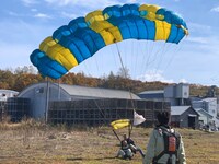 スカイダイビングで到着するどぶろっく。(c)テレビ東京