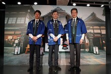 「火の鳥“道後温泉編”」第2弾制作発表会の様子。左からポニーキャニオン代表取締役社長・吉村隆氏、板尾創路、愛媛県松山市長・野志克仁氏。