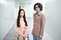 左から趣里、オダギリジョー。(c)テレビ朝日