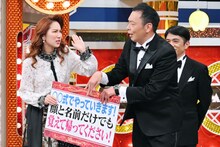 中川家・礼二（右）と“大阪のオバちゃんトーク”を繰り広げるファーストサマーウイカ（左）。(c)MBS