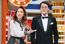 新たな特技「ほめ殺し」を使ってアインシュタイン稲田（右）をほめ殺しにするファーストサマーウイカ（左）。(c)MBS