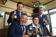 「西村京太郎トラベルミステリー71」に出演するサンドウィッチマン、高橋英樹（後列左）、高田純次（後列右）。(c)テレビ朝日