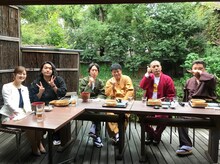 左から中村秀香アナウンサー、見取り図、ジミー大西、天竺鼠・川原、とろサーモン久保田。(c)読売テレビ