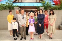 （前列左から）寺田心、池上彰、サザエさん、天海祐希、森矢カンナ、（後列左から）高島彩、田山涼成、生駒里奈、大久保佳代子、勝俣州和。(c)長谷川町子美術館／フジテレビ