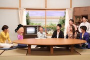 「池上彰×サザエさんスペシャル お茶の間ニッポン史50の解説でございま~す!」に出演する、(前列左から)高島彩、サザエさん、池上彰、成田凌、池田美優、武田真治と、かまいたち(後列)。(c)長谷川町子美術館/フジテレビ