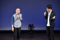 「新人コントメン」コーナーより、ラブレターズ塚本（左）、大竹涼太マネージャー（右）。