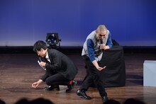 ビー玉を拾う大竹マネージャー（左）とラブレターズ塚本（右）。