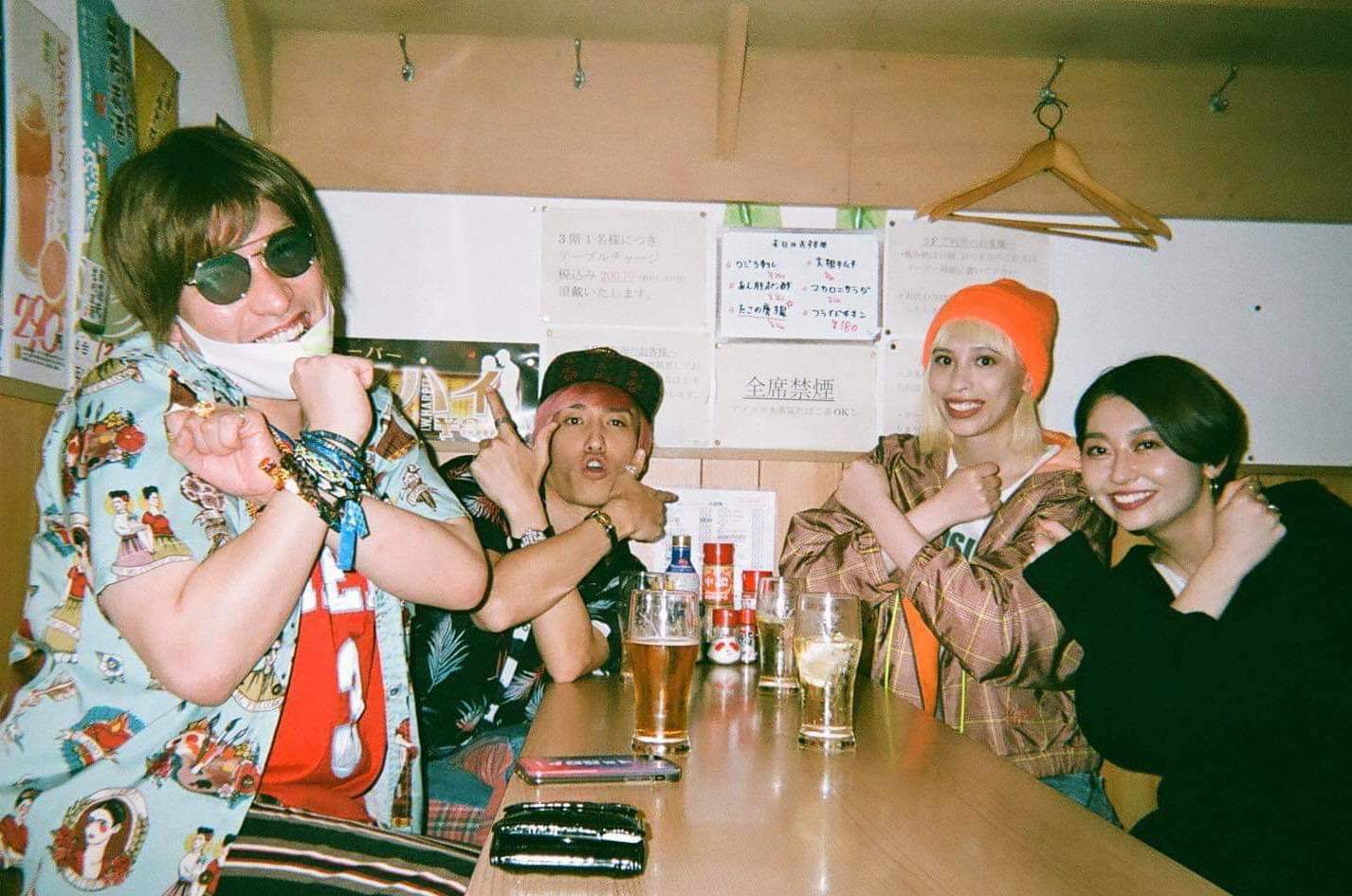 左2人がEXIT、右2人がchelmico。