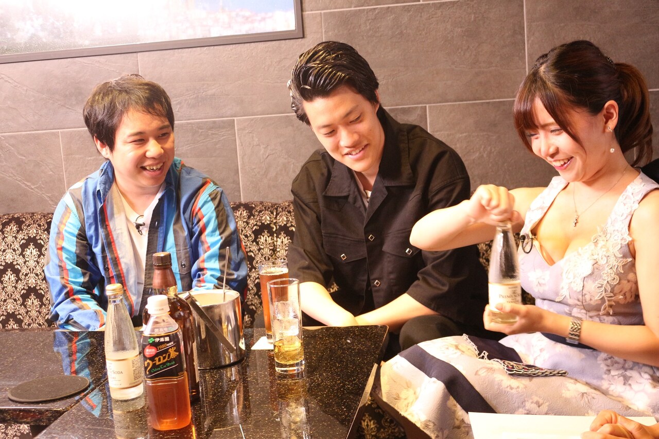 悩殺度アップ？霜降り明星が再びキャバ嬢の誘惑に耐える、せいや「蹴り殺されたい」