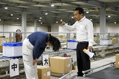 「猪又進と8人の喪女」第4話に出演する矢野勝也（右）。