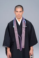 松本照円を演じる伊藤英明。